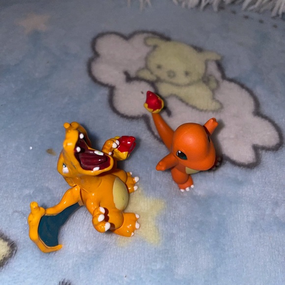 Charizard and Charmander Figures - Picture 3 of 4